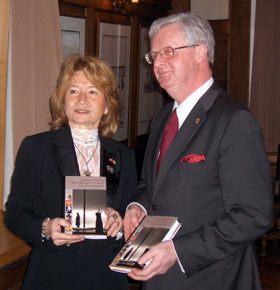 Janina Januszewska-Skreiberg med ambassdr Ryszard Czarny